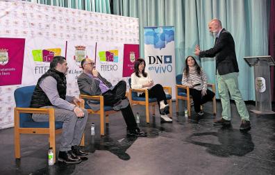EN EL TEATRO CALATRAVA De izquierda a derecha: Mohamed Amnay Errami (coordinador de la Plataforma de Marroquíes de Navarra); Miguel Aguirre Yanguas (alcalde de Fitero); Eva Gurría Marco (directora general de Políticas Migratorias del Gobierno de Navarra); Irene Benito Alfaro (directora del colegio público Juan de Palafox de Fitero); y el moderador del foro Desafíos de Navarra Yulen Garmendia Iparraguirre (Diario de Navarra).