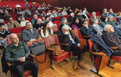 Imagen de los asistentes al foro Desafíos de Navarra, con varios miembros de la comunidad musulmana de Fitero entre los presentes
