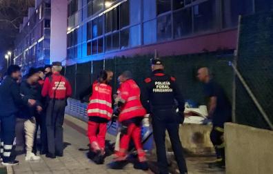 Fuerzas de seguridad y asistencias sanitarias, en el lugar del suceso en Sarriguren