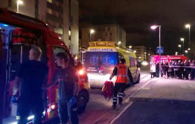 Fuerzas de seguridad y asistencias sanitarias, en el lugar del suceso en Sarriguren