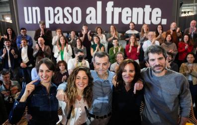 Los ministros Ernest Urtasun (d) y Mónica García (2d), acompañados de la líder de Movimiento Sumar, Lara Hernández (2i), del líder de IU, Antonio Maíllo (c), y de la portavoz de Más Madrid en el Ayuntamiento, Rita Maestre (i), durante la presentación de la nueva coalición entre Movimiento Sumar, IU, Más Madrid y los comunes