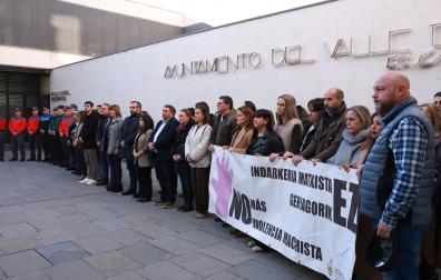 Cientos de vecinos se concentran en Sarriguren contra el asesinato machista