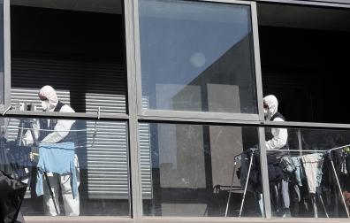 Agentes de Policía Científica trabajaban este sábado en el domicilio donde ocurrió la agresión.
