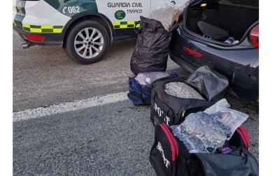Imagen de la droga intervenida que transportaba en el coche
