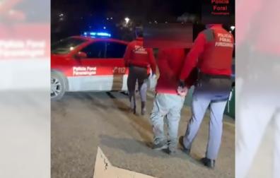 La Policía Foral conduce al arrestado por el crimen de Sarriguren.