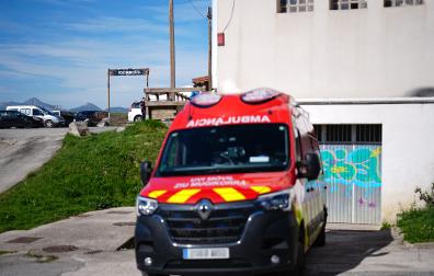 Una ambulancia, junto al rocódromo donde se ha producido el accidente mortal.