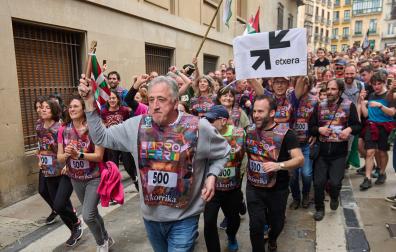 A: MIGUEL OSÉS F: 16¿3-2024 P: L: PAMPLONA T: KILOMETRO DE LA KORRIKA COMPRADO POR EL AYUNTAMIENTO DE PAMPLONA MIGUEL OSES / Asiron, ikurriña en mano, y otros miembros de EH Bildu durante la Korrika de 2024.