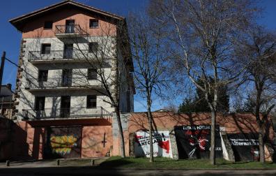 Residencia de la Inmaculada Concepción de Castres, con pintadas en sus bajos.