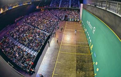 Vista panorámica del frontón Navarra Arena en nun partido del Parejas 2026