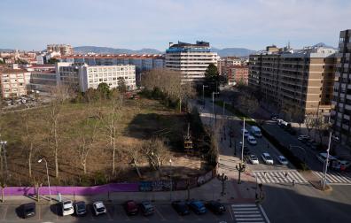 Imagen del solar con la avenida Sancho el Fuerte a su derecha y la Casa de Misericordia a su izquierda