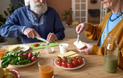 Garantizar una nutrición adecuada favorece el bienestar  de las personas mayores.
