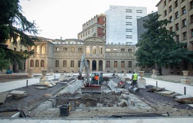 Obras de demolición del estaque en los jardines de la Diputación en 2020