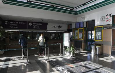 Usuarios del tren, en el interior de la estación de Pamplona