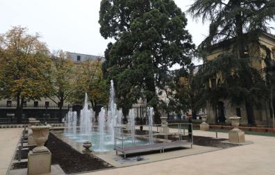 La fuente ornamental del Palacio de Navarra, con doce surtidores en hilera y dos centrales