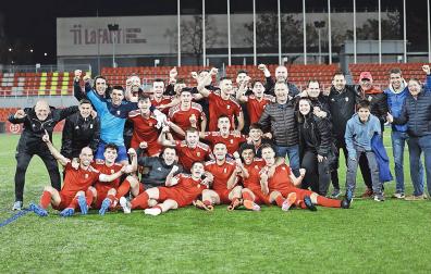 Los jugadores, el cuerpo técnico y familiares de Navarra celebran el pase a la final de la Copa de las Regiones UEFA
