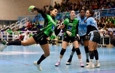 Lanzamiento a portería de Brasil en el partido que ha enfrentado este sábado a Replasa Beti Onak y Zonzamas Plus Car Lanzarote