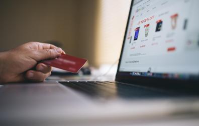 Una persona realiza una compra on line
