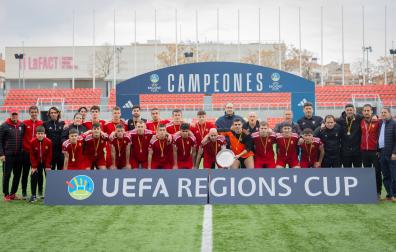 Los jugadores, junto al cuerpo técnico y las autoridades, muestran el trofeo de subcampeones con las medallas