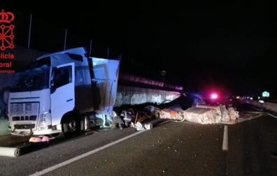 Camión accidentado en la A-1, que ha provocado el corte del autovía sentido Irún