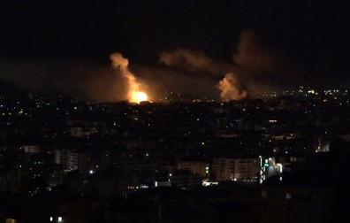Captura de vídeo donde se observa un bombardeo este lunes, en Beirut (Líbano). Israel lanzó una intensa oleada de bombardeos contra los suburbios meridionales de Beirut después de que el grupo chií libanés Hizbulá perpetrara un ataque con proyectiles y drones contra el norte del Estado judío