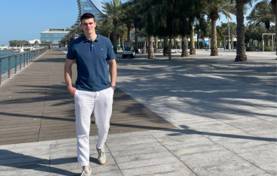 El navarro en una foto junto a las Katara Towers, dos rascacielos ubicados en Doha