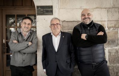Braulio, Sabalza y Cata, en la puerta del restaurante El Concejo de Briviesca, en su regreso a la localidad burgalesa