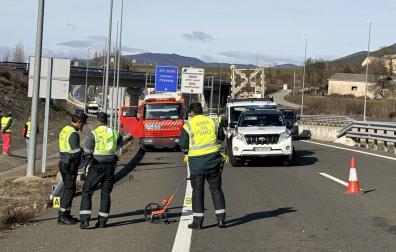 Agentes de la Guardia Civil en el lugar del accidente, en término municipal de Jaca