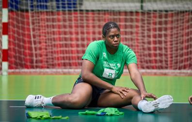 La pivote navarra Kelly Fonkeng, objetivo del Super Amara Bera Bera para poder suplir a la también navarra Lyndie Tchaptchet tras su fichaje por el Metz