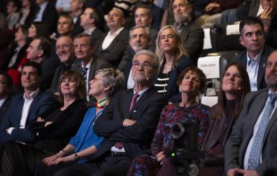 En el centro de la imagen, José María Zabala y su esposa, Lia Versteeg, rodeados del público que ha asistido al acto del 40º aniversario de Zabala Innovation