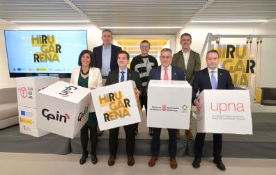 De izda a dcha y de arriba abajo: Jon Narvalaz, CEO de iAR; Teresa Osés, gerente de Bobinados Osés; Jon Angulo, CEO de Hidro Rubber; Uxue Itoiz, el consejero Irujo, el consejero García y el rector Gonzalo. .