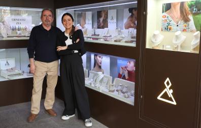 Ernesto y Alejandra Zia, padre e hija, posan junto al escaparate de su joyería, en la calle Pio XII de Pamplona