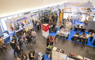 Más de sesenta expositores informativos y prácticos ofrecen las claves necesarias para guiar el futuro laboral de los estudiantes.