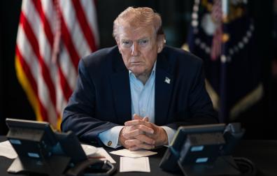 El presidente Donald Trump durante una reunión con sus asesores después de lanzar la Operación Furia Épica contra Irán