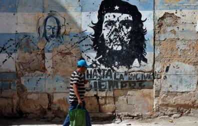 Una persona camina frente a un mural con la imagen de Ernesto 'Che' Guevara este jueves, en una calle de La Habana (Cuba)