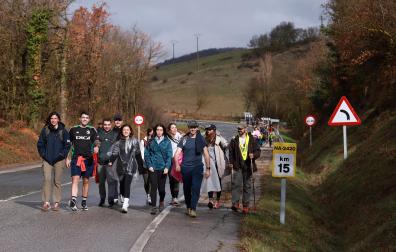 Peregrinos caminan rumbo a Javier en la primera de las jornadas celebrada este sábado, 7 de marzo