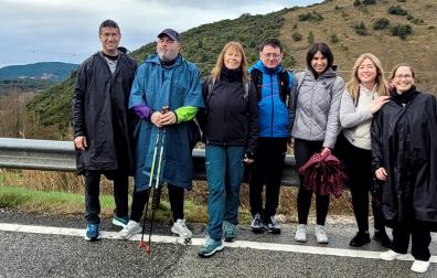 Los amigos, rodeados de los suyos, en un momento del camino