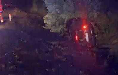 Estado del vehículo tras salirse de la calzada y volcar en la AP-15