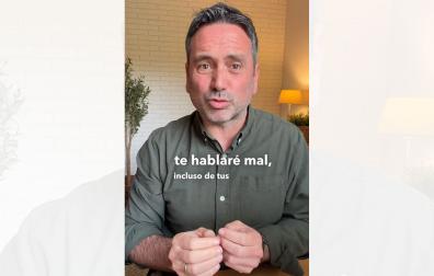 El psicólogo Álvaro Bilbao en un momento de su vídeo sobre padres narcisistas