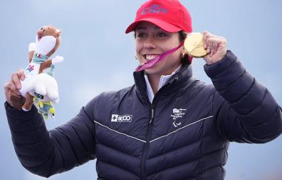 La esquiadora madrileña Audrey Pascual, de 21 años, muestra la medalla de oro en supergigante