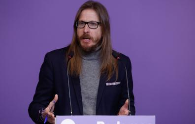 El secretario de Organización y portavoz de Podemos, Pablo Fernández, durante la rueda de prensa que ha ofrecido este lunes en Madrid