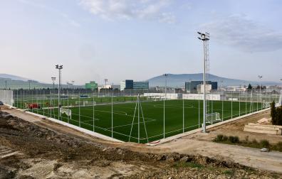 Una vista de los dos campos de hierba artificial que se han construido en el nuevo Tajonar y que están cerca de abrirse. La foto se tomó la semana pasada