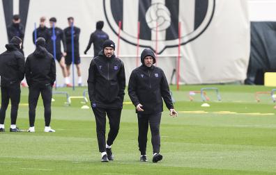 Hansi Flick conversa con uno de sus ayudantes durante un entrenamiento en la Ciudad Deportiva Joan Gamper