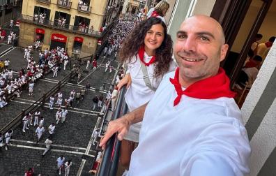 Emanuel Perathoner, junto a su mujer Belén Cano, los pasados Sanfermines