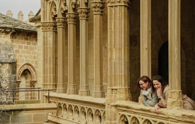 Dos mujeres disfrutan de su visita al Palacio Real de Olite-Erriberri