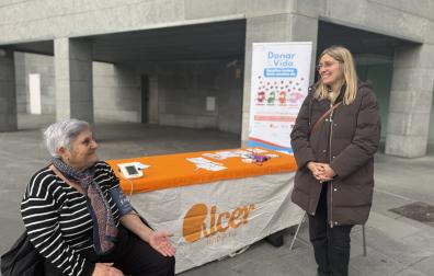 Mesa informativa de la asociación ALCER instalada este jueves en la plaza de Carrefour, donde se hicieron mediciones de tensión