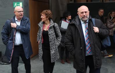 El consejero de Educación, Carlos Gimeno, la presidenta María Chivite y el consejero de Economía y Hacienda, José Luis Arasti, a su llegada este jueves al Parlamento de Navarra, que celebra sesión plenaria