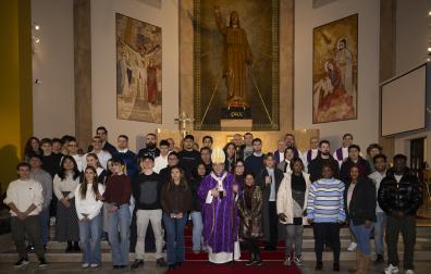 Grupo de personas que serán bautizadas el 4 de abril en la catedral, con el arzobispo Florencio Roselló, el día del Rito de Elección.
