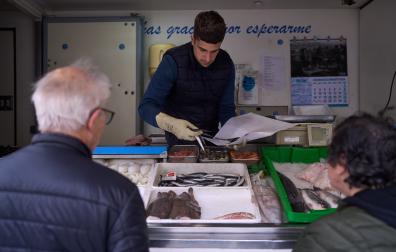 Hugo Echeverri Val atiende en Lumbier desde el interior del camión de Pescados Echeverri
