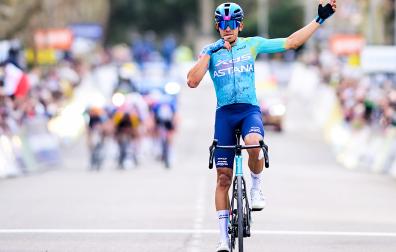 El corredor del Astana, Harold Tejada celebra la victoria en la línea de meta
