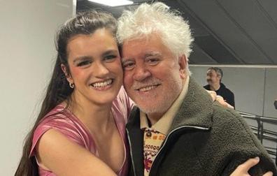 Amaia posa con Almodóvar, que acudió a ver a la cantante en su concierto en el Movistar Arena